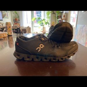 On Cloud X running shoes - M9.5